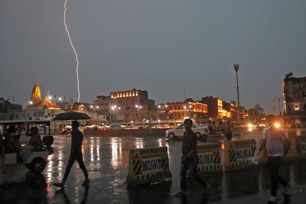 慘！遊客在印度著名景點避雨自拍時被雷電擊中，墻壁倒塌致11死-圖3