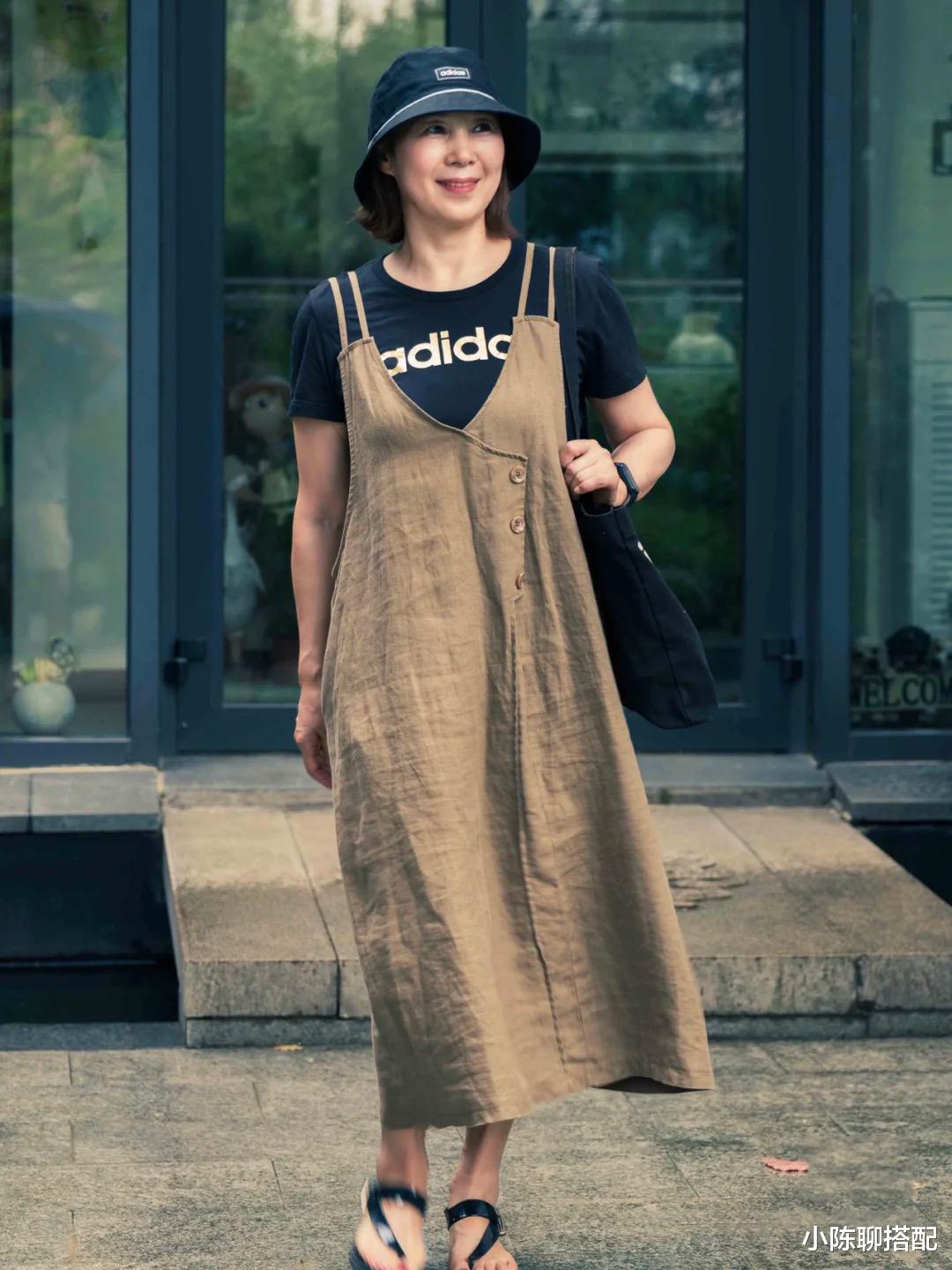 小陈聊搭配|65岁依旧保持少女感，这位奶奶的搭配太显年轻了，简单舒适还优雅