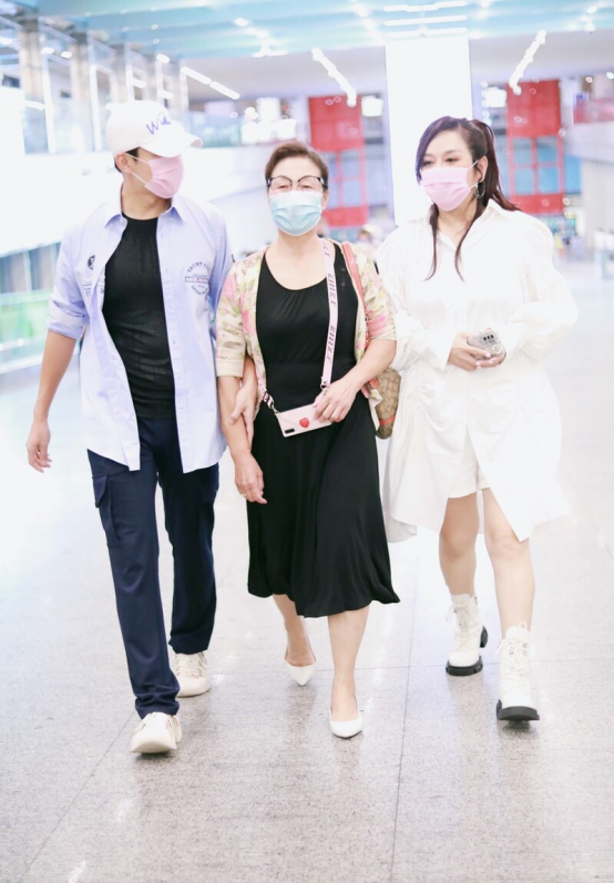 BiuFashion|陈松伶与老公婆婆三人出行，穿搭干净简约，婆婆站C位挺抢镜