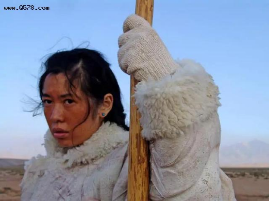 余男|怀孕3月遭抛弃，拿8个影后没结婚，如今身价40亿过得怎样了？