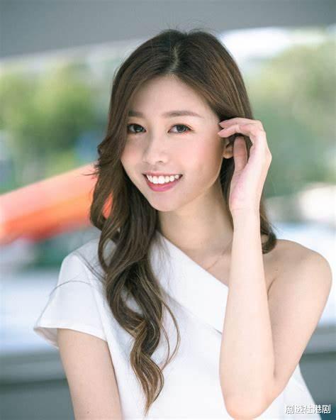 台庆|满载而归！TVB小花携母出街豪买钻石金器，早前在台庆抽中38万大奖