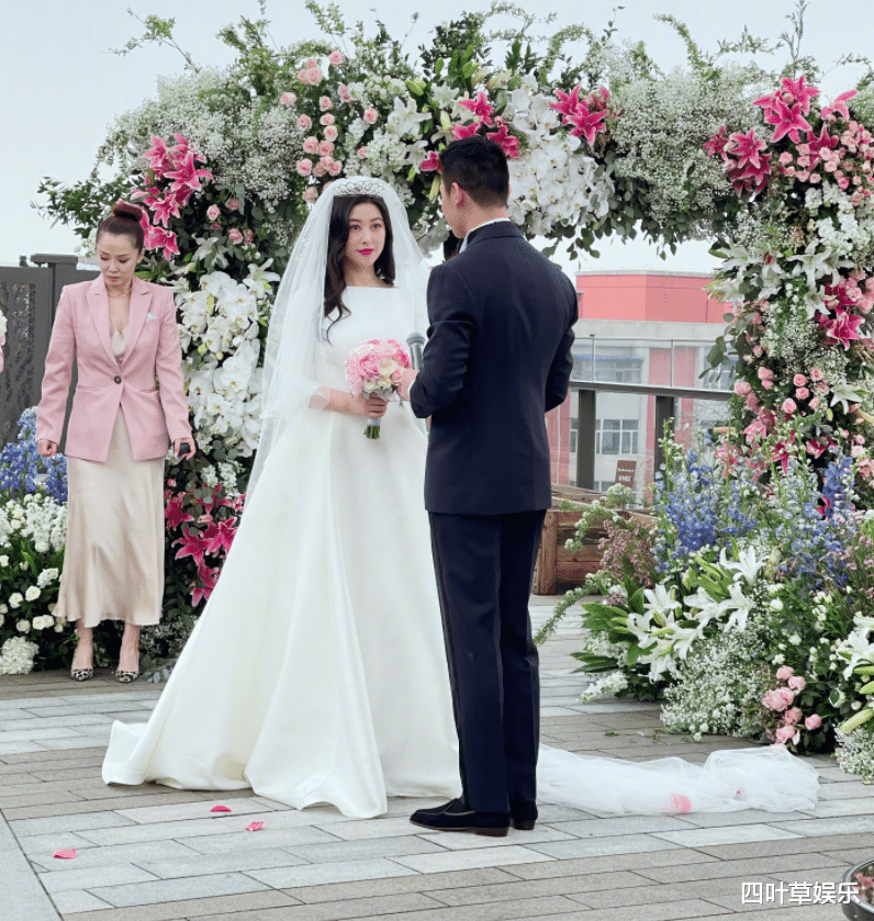 娛樂圈一位女明星結婚，婚禮現場照片流出，臉上滿是幸福的模樣-圖9