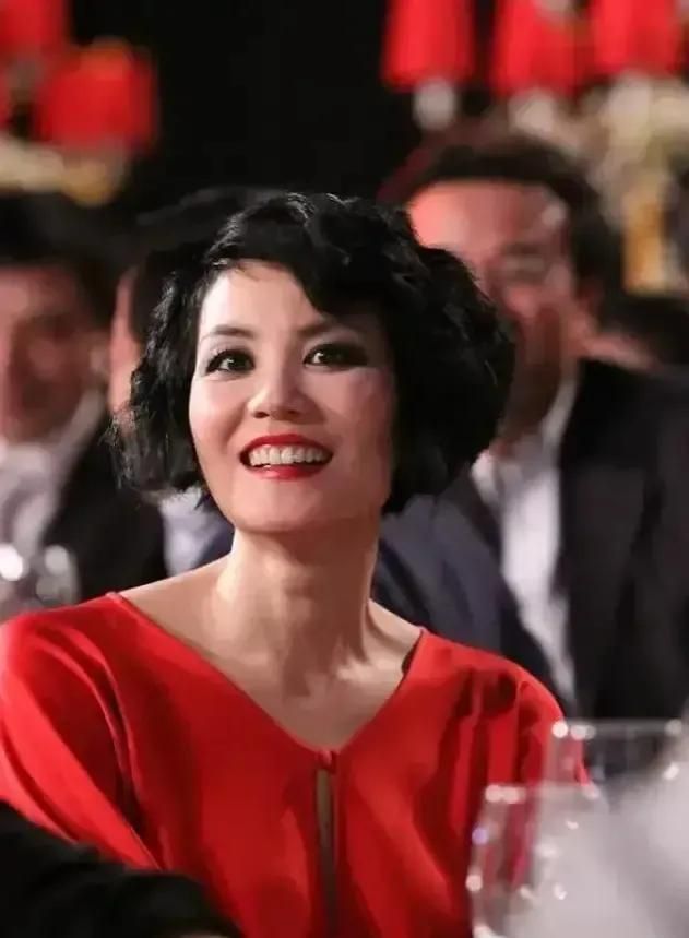 女孩 王菲真不适合化浓妆，没有“高级感”还显得有些俗气，看着不太美