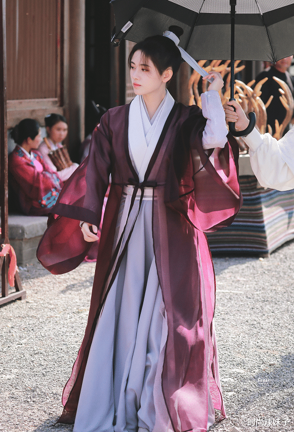 鞠婧祎|鞠婧祎别再穿无痕裤了！当镜头移到双腿那刻，身高再次受关注