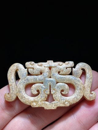 和田玉籽料|战汉 和田玉籽料受沁 透雕 龙纹玉珮