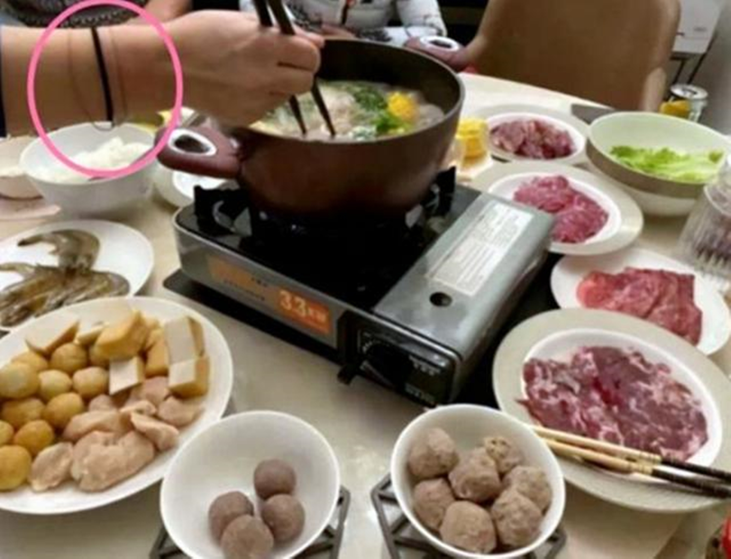 郭晶晶|霍家“豪门晚餐”曝光，一家人围坐吃火锅，郭晶晶手腕成亮点