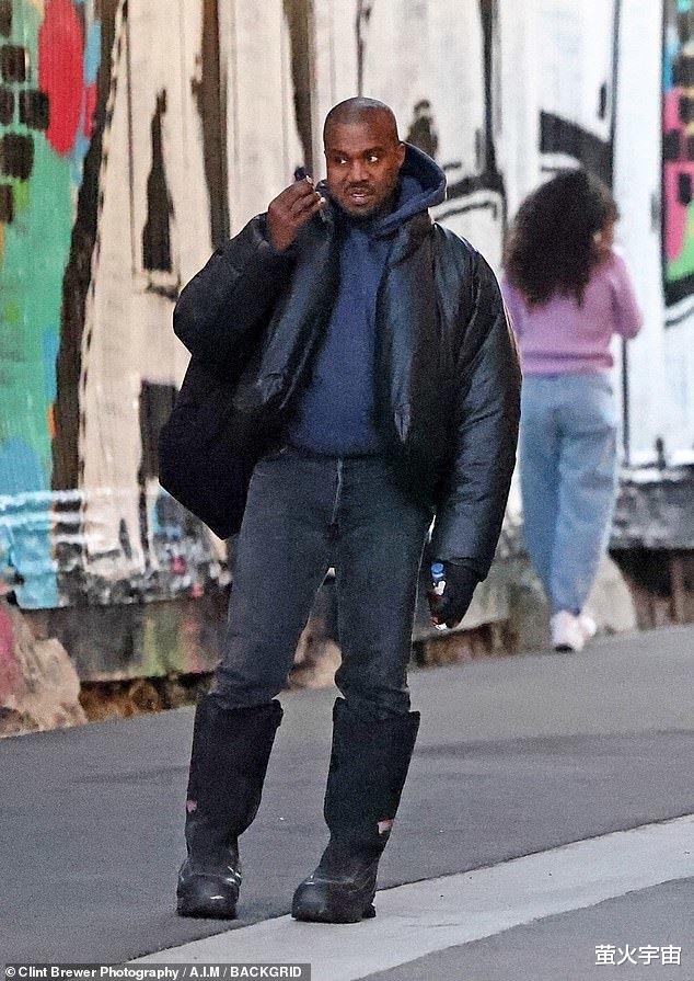 侃爷|侃爷久违和四娃团聚，还得在酒店中，猛烈示爱女演员就为激怒卡戴珊