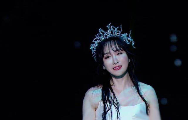 萨顶顶|从名字到血统全都是假，被金星“撕”后淡出圈，回归后人气已不在