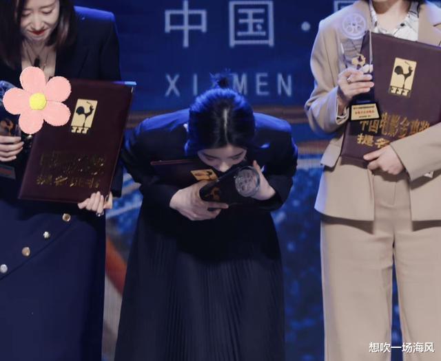 张子枫|她不红谁红,金鸡颁奖嘉宾都呆了!一个细节尽显谦卑有礼