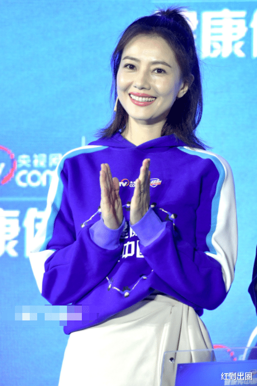 肖战|42岁高圆圆录制央视直播，和朱广权同台飙戏，五官优越生图如少女