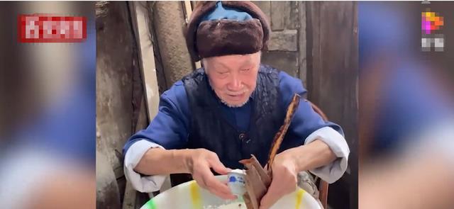 甜言密影视 乐山一大爷卖粽子,5毛钱一个,众人质疑:这能赚钱吗