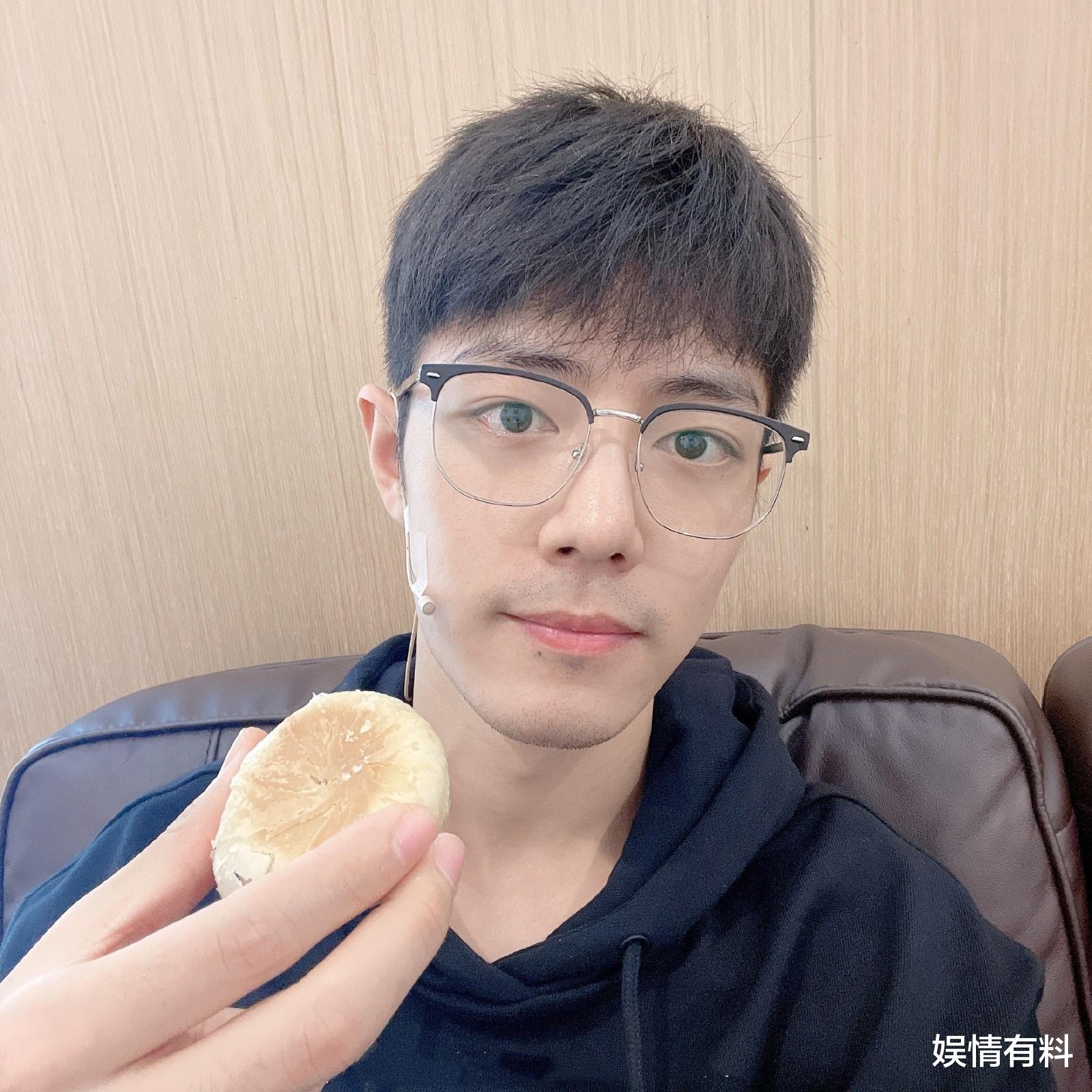 肖战|肖战晒素颜送祝福，中秋吃月饼，真实在！小胡渣清晰可见引热议