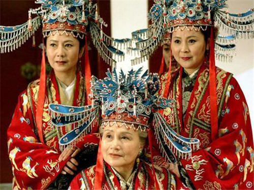 诰命夫人|历史上的“诰命夫人”，相当于现在什么官职，谁才能有资格当选？