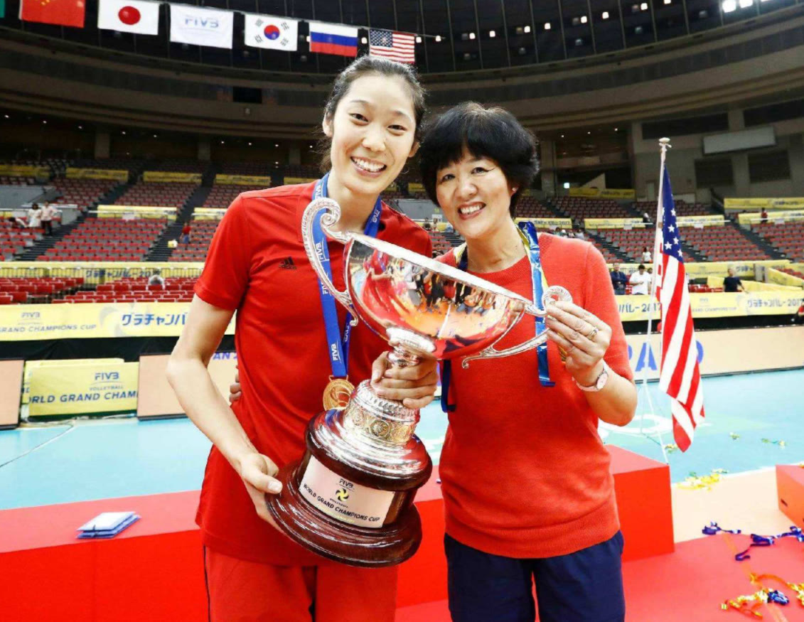 潮帮先生 朱婷亮相时装周，1米98硬把裤子穿得短一截，一张高级脸不输超模