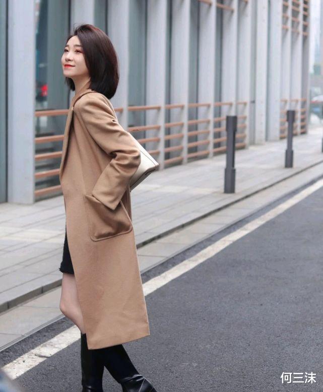 何三沫 简约款大衣不会过时,一件就可以穿很久,但前提是要会搭配才好看