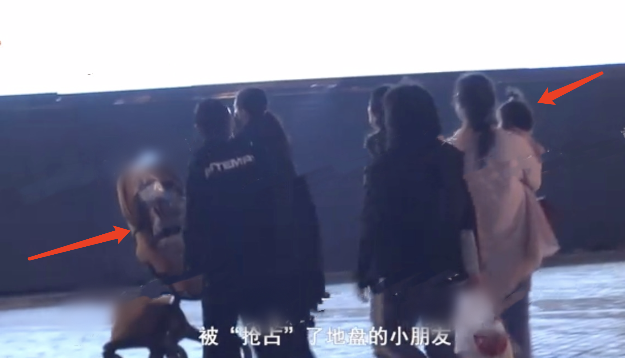 郭碧婷|郭碧婷带女儿购物，Cora穿扮粉嫩软萌可爱，有专人抱娃出行阵仗大