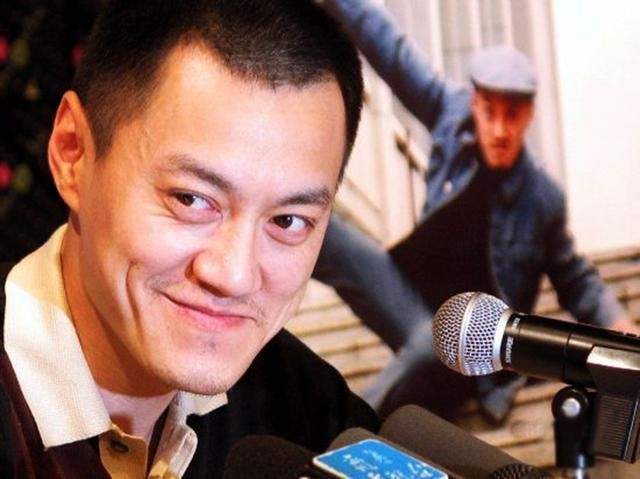 王一博|52岁雪村低调现身饭店，双手搂腰美女毫不避嫌，面色憔悴状态不佳