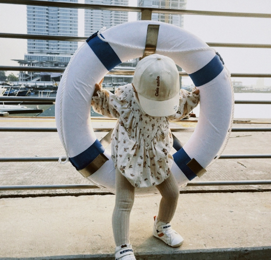 郭碧婷|林峯妻子张馨月晒女儿萌照，一岁格格大长腿出众，身高优越