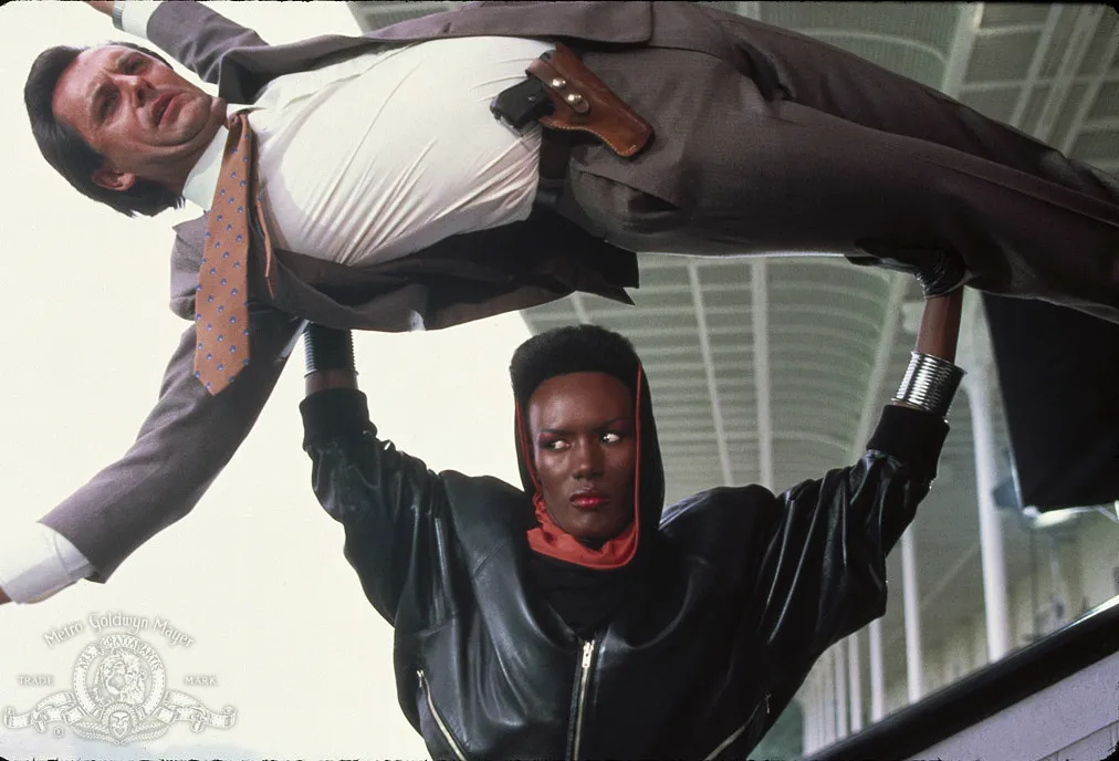 邦女郎|A爆了！新版邦女郎深V长裙大杀四方：你管这叫“花瓶”？