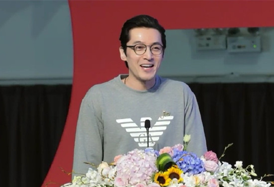 林志炫|39岁胡歌戴眼镜素颜现身母亲，现场送给学弟学妹们三句话