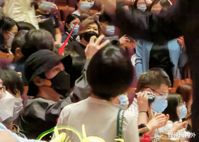 胡歌|胡歌薛佳凝同台合照曝光，胡歌故意站在前女友身边，是友情还是旧情复燃复合？