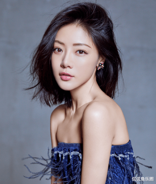 邓家佳|37岁邓家佳，身材窈窕颜值耐打，变得越来越美了！