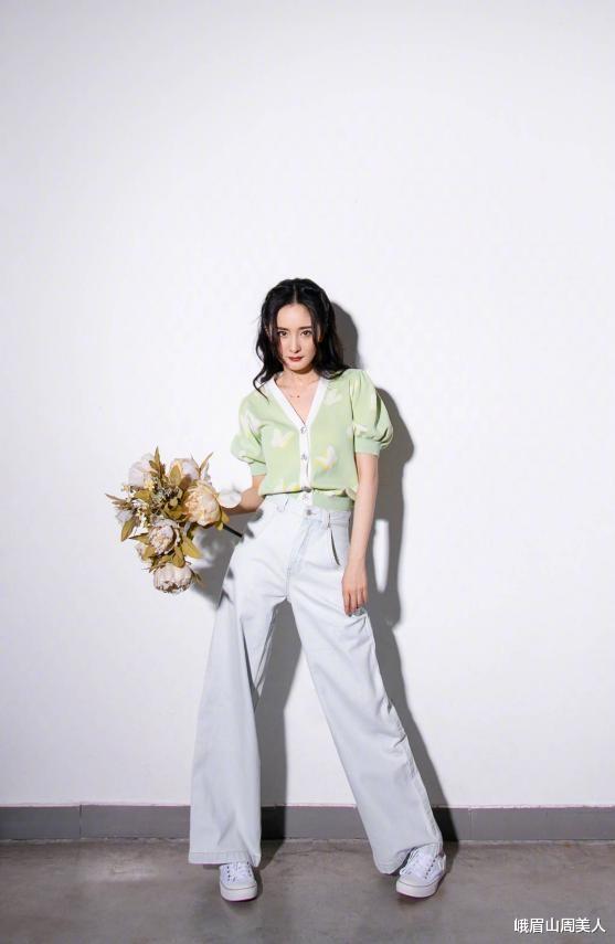 发型|?女人过了50岁尽量少烫“大妈卷”，试试这5种发型，时髦显气质