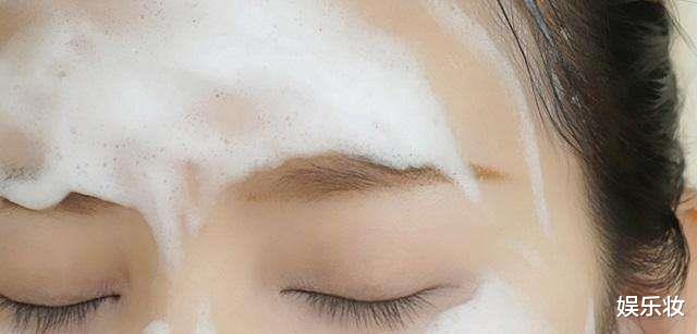 洗面奶|脸刚“打湿”就用洗面奶？怪不得脸没洗干净，毛孔也悄悄变大了！