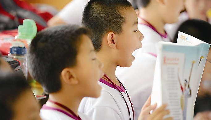 英语学习|同样是小学生，为何学英语有早有晚？一年级不教英语，家长该怎么办？