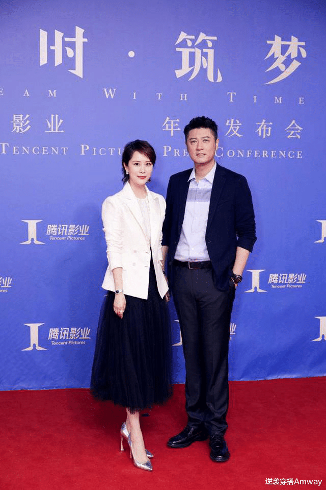 逆袭穿搭Amway|42岁海清走红毯好奢华，穿2万4西装拎3万包包，比小2岁任重还年轻