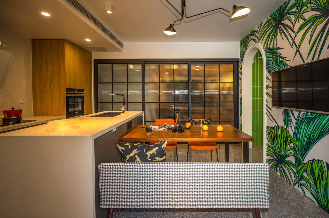 要我说，厨房里加个岛台，一侧留空连着吧台，能收纳能用餐！实用