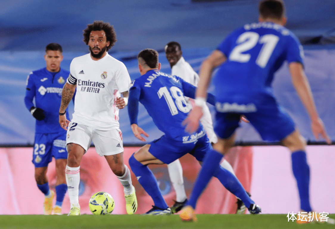 皇家马德里|6分钟轰2球！皇马2-0反超巴萨，仅落后马竞5分，西甲争冠悬念归来