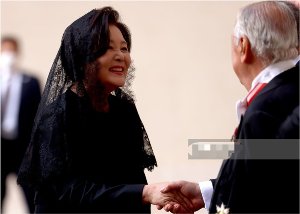 全球时尚风行 韩国第一夫人闪耀罗马!首次戴蕾丝头纱亮相,配一身黑裙太温婉啦