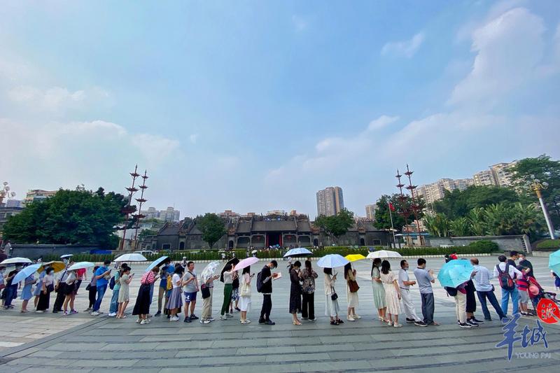 羊城派 ?立夏·街拍丨明亮如夏的笑容，是奖给广州的“小红花”