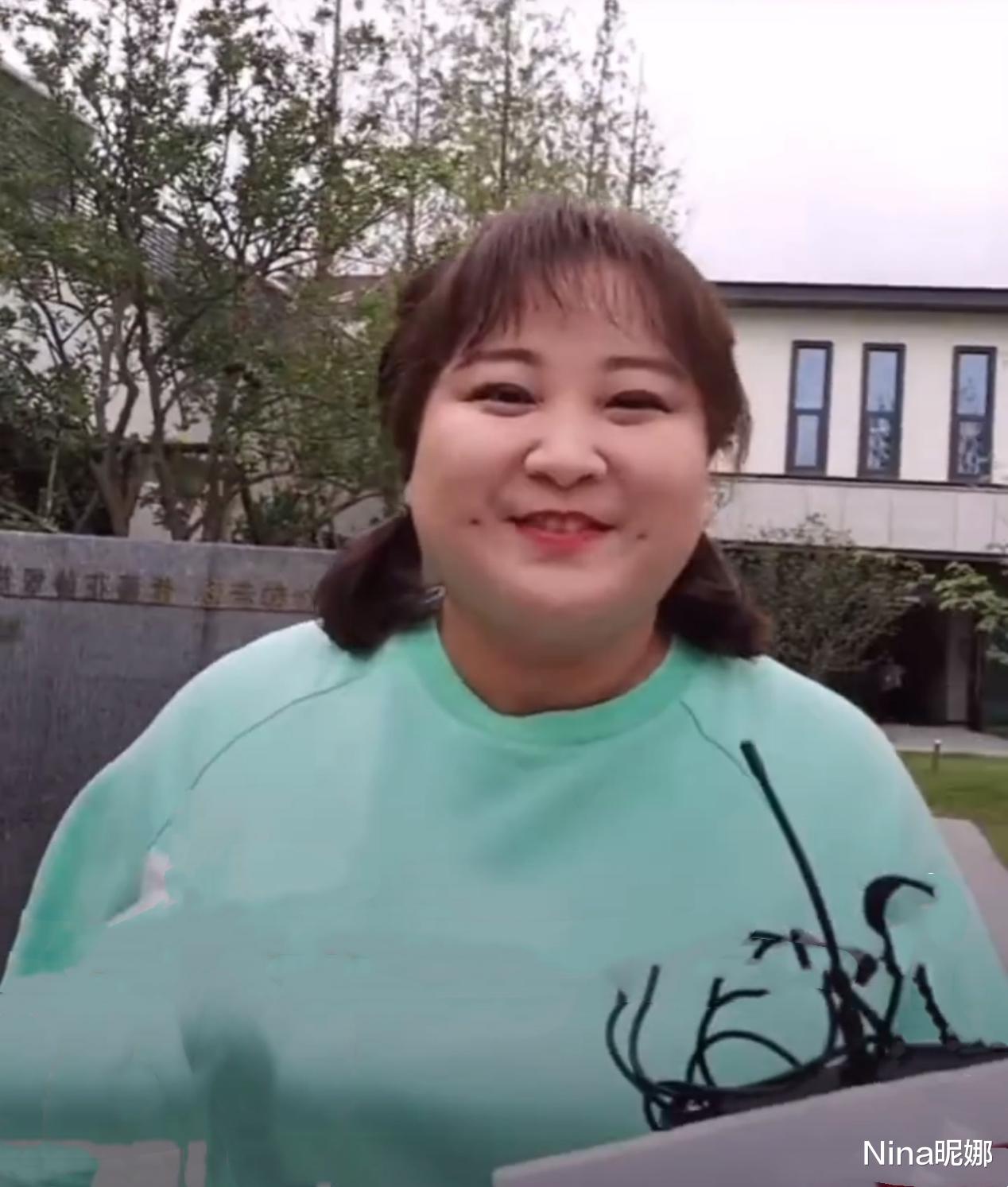Nina昵娜 贾玲直逼200!穿卫衣配半身裙八字步迈不开,脖子上三层肉比脸粗有旺夫样