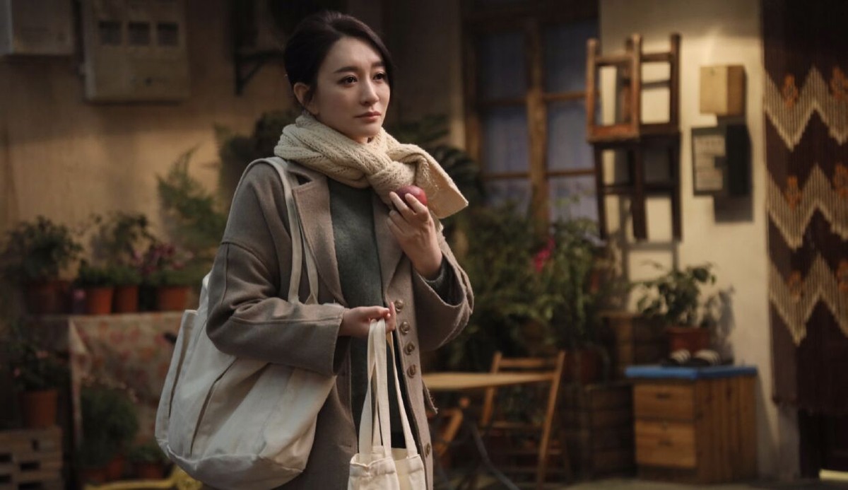 李小冉|45岁李小冉签约新公司,接替杨紫成新一姐?网友:多拍点戏