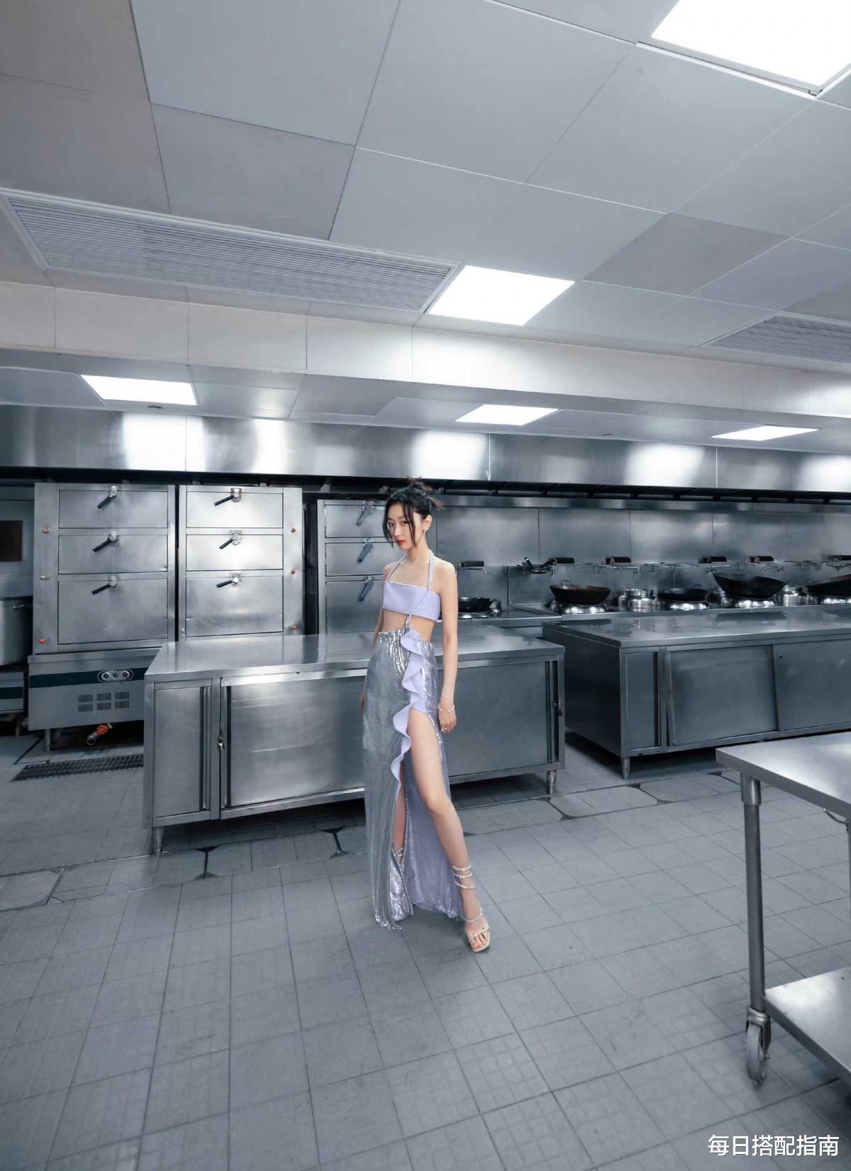 每日搭配指南 周冬雨这次放开了，穿吊带抹胸配高开叉裙，大胆挑战“清冷美人”