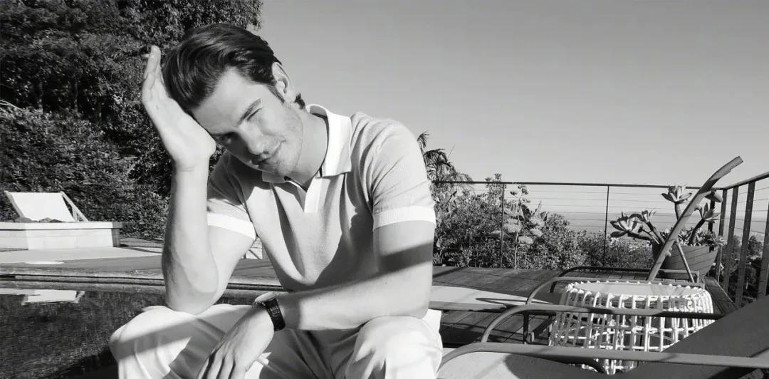 育邻人|组图：“蜘蛛侠”安德鲁·加菲尔德杂志大片，秋日型男风度翩翩