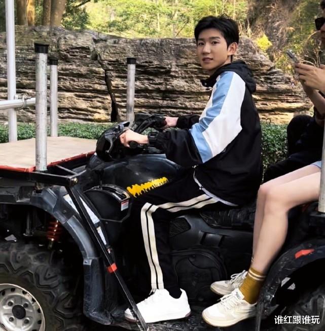 王源|王源新剧《灿烂灿烂》首波路透生图：五官精致，高中生气息十足！