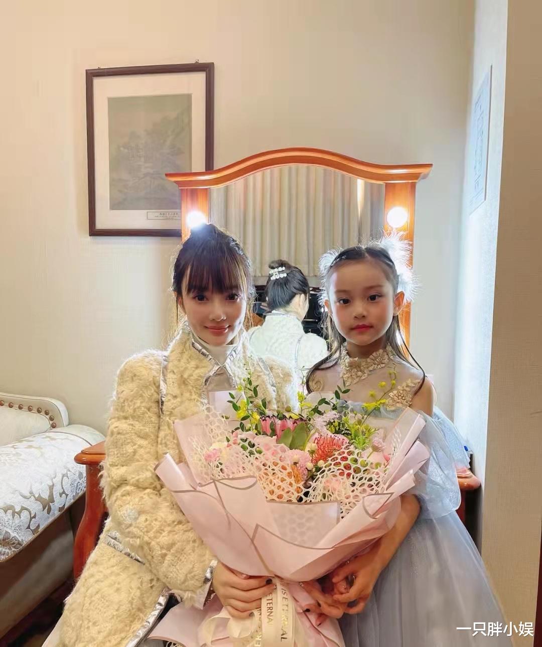 mv|谁说离婚会苦孩子，看看甜馨被培养得既会弹钢琴，还会煮饺子