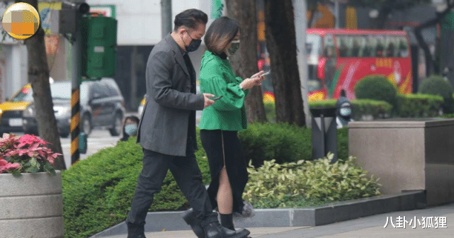 庾澄庆|庾澄庆全家为妈妈庆90大寿，一双儿女罕见露面，全身照曝光超可爱