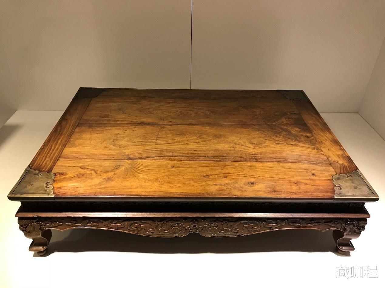 |齐牙条腿肩雕花，黄花梨老炕桌配红木家具
