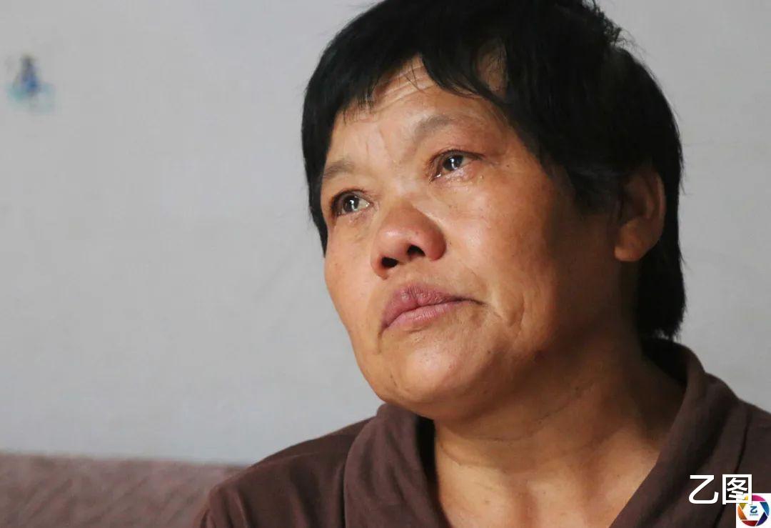 乙图 90后小夫妻在火车站依依不舍，场面感人，妻子：不怕分别最怕永别