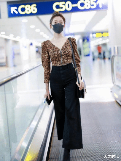 天果时代|张天爱腰臀比太迷人，豹纹上衣勒出饱满曲线，高腰长裤穿出大长腿