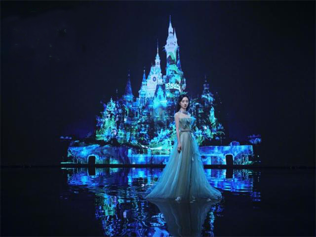 趙麗穎迪士尼大片公開，完美演繹女主魅力，網友：是公主也是女王-圖6