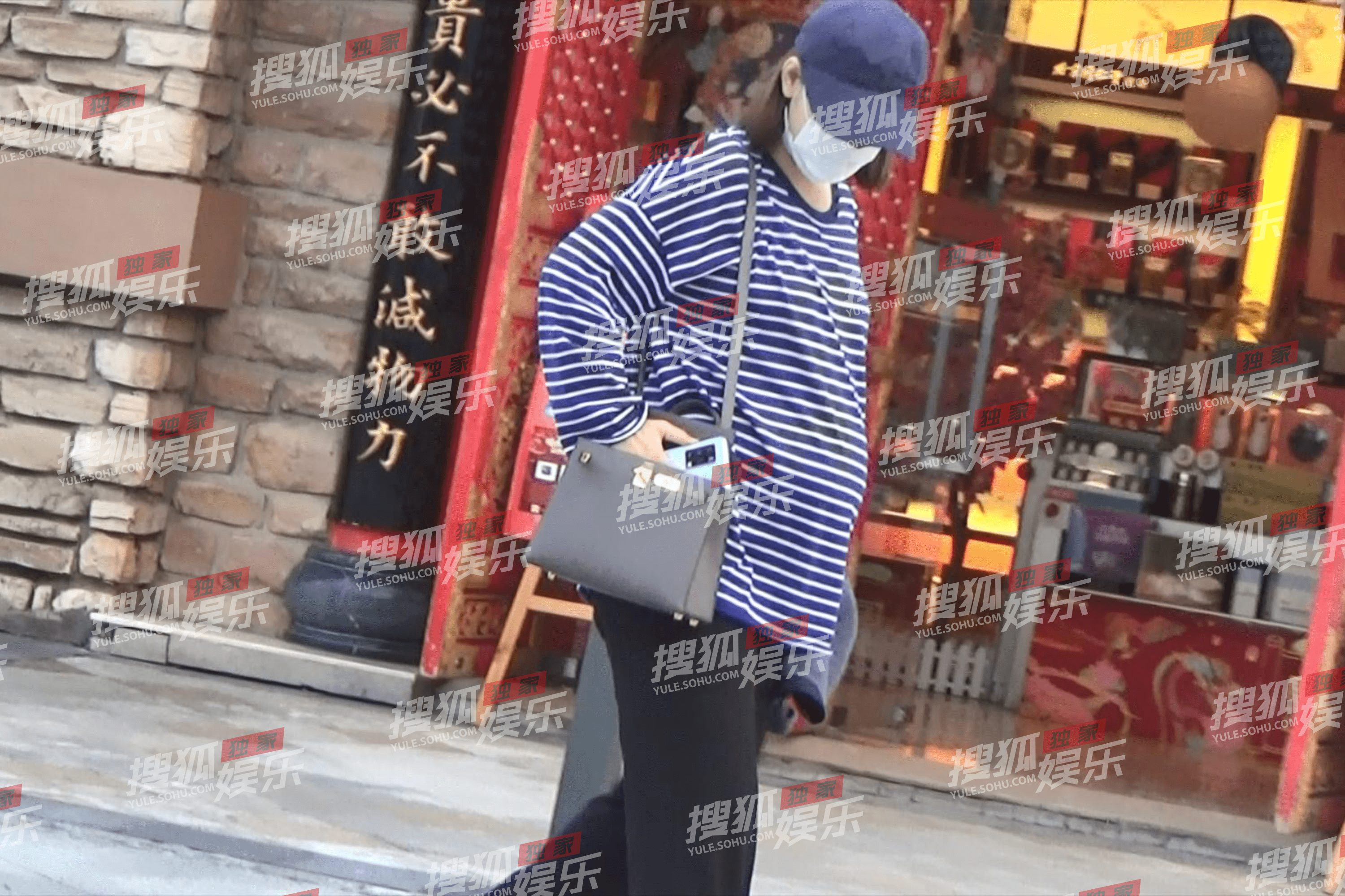 李小萌|36岁李小萌挺孕肚带娃，肚大如箩仍四肢纤细，儿子正面曝光像极爸