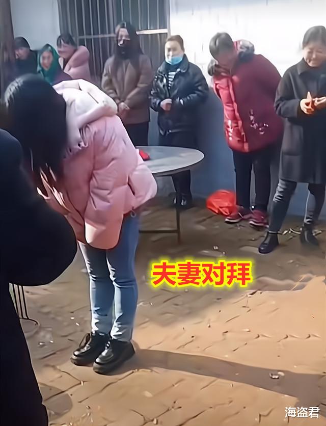 女子穿着便服“微笑”露天拜堂,没有婚纱3桌酒席,司仪:太寒酸