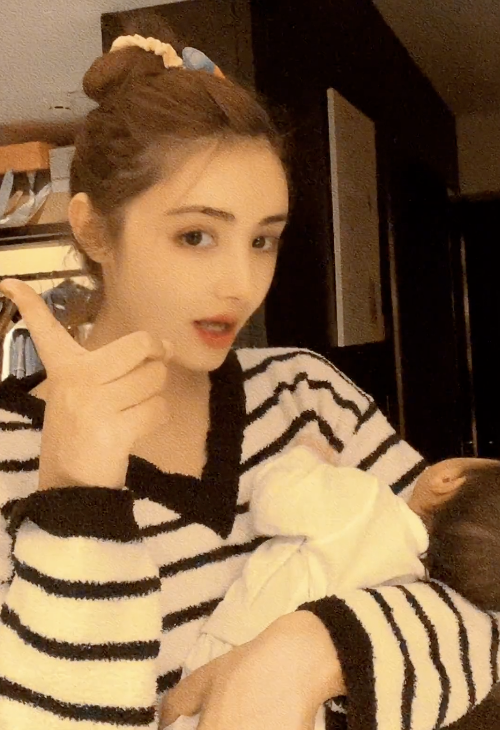 麦迪娜·买买提|麦迪娜边跳舞边哄娃，扭脖子灵活轻松，未出月子状态已恢复少女