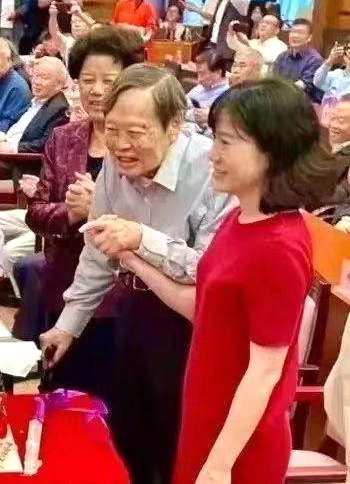 翁帆|翁帆与杨振宁子女合影罕见曝光，“一家五口”笑容灿烂幸福和谐