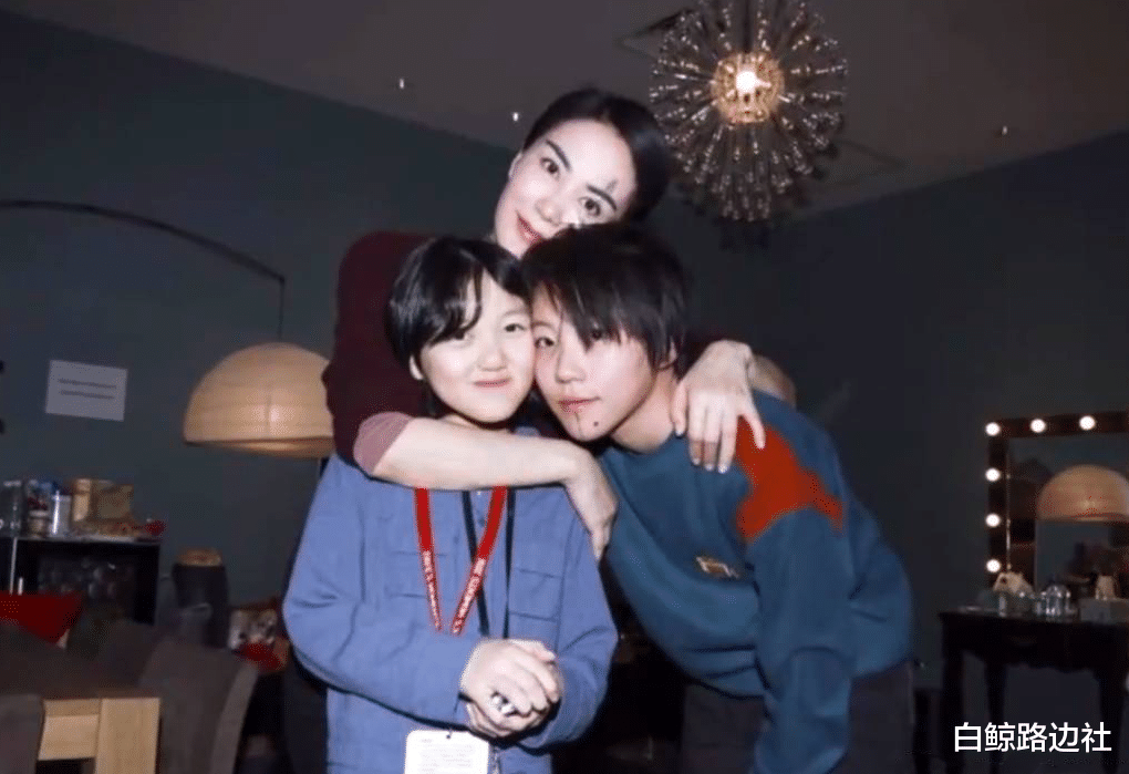 李云迪|李亚鹏和窦靖童罕同框！不顾阻拦一起走红毯，继女留长发酷似王菲